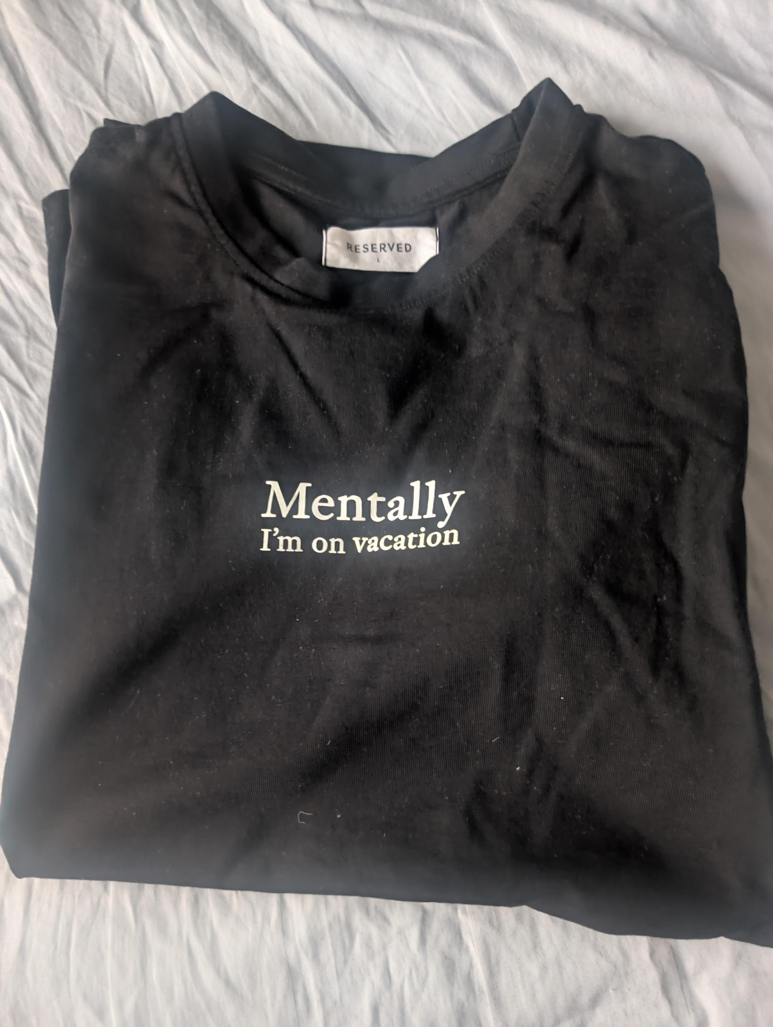 Svart t-skjorte med teksten: «Mentally I'm on vacation»