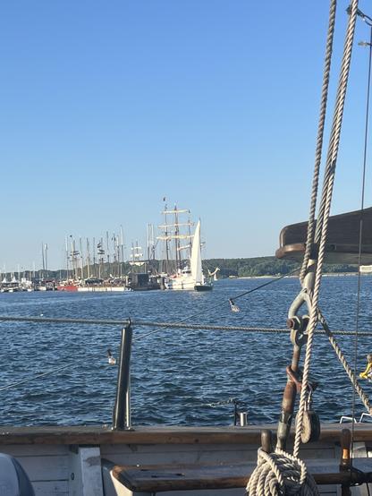 Blick von der Freedom auf die Kieler Förde. Im Hintergrund sieht man den "Sandhafen" und einige Segelboote.