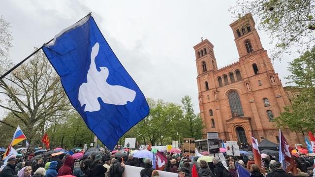 Demonstrationen: Ostermarsch in Berlin mit hunderten Teilnehmern