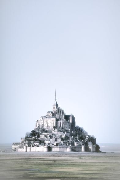 Hochformatfotografie des Mont Saint-Michel in High-Key-Ausführung.
