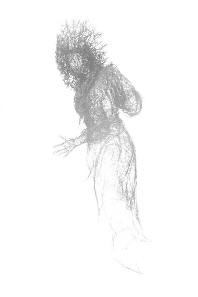 Figur aus feinem Draht, die vermutlich Jesus darstellt. Sie "fliegt" in der Luft. Da sie stark überbelichtet ist, wirkt sie noch sphärischer und etwas unwirklich.