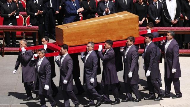 Requiem am Ende – Franziskus tritt seine letzte irdische Reise an