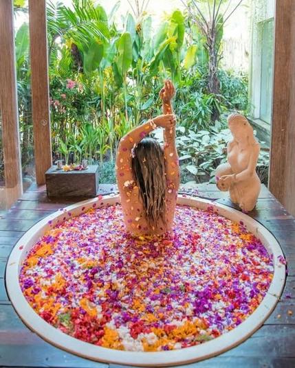 Soakin' Sunday Tub with woman in it.