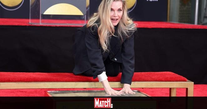 L'actrice Michelle Pfeiffer laisse son empreinte à Hollywood : "C'est un rêve devenu réalité" (VIDÉO)