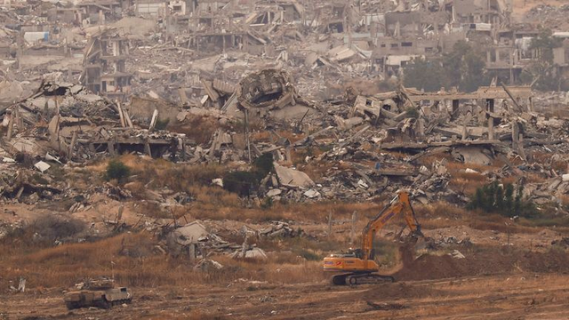 foto van een Israëlische tank en bulldozer in Gaza, met alleen maar ruines en puin