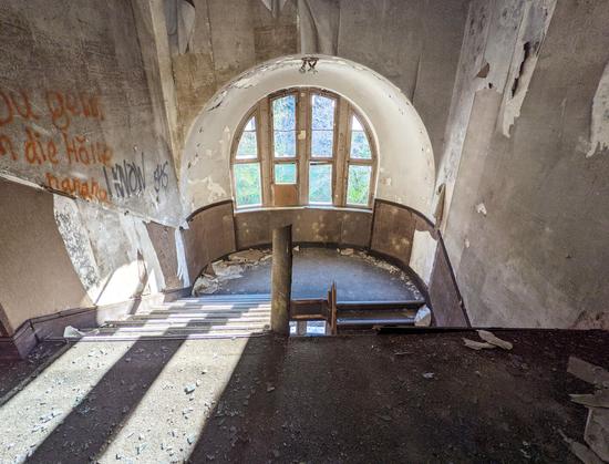 an abandoned staircase, picture taken from the top.
the handrail is missing