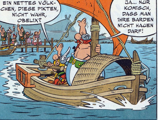 Asterix und Obelix auf einem Boot. Sie winken zum Abschied einer Gruppe Pikten, die auf einem Steg stehen.