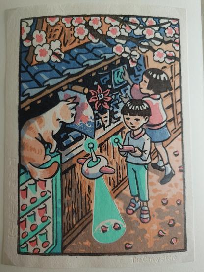 Holzschnittdruck im japanischen Shin-hanga Stil. Ein Junge und ein Mädchen vor einem alten Spielzeugladen. Der Junge spielt mit einem ferngesteuerten Spielzeug-UFO. Am Bildrand sitzt eine braun getigerte Katze auf einem Getränkeautomaten und schaut auf das UFO. Von oben ragen weiß-pinke Kirschblüten ins Bild.