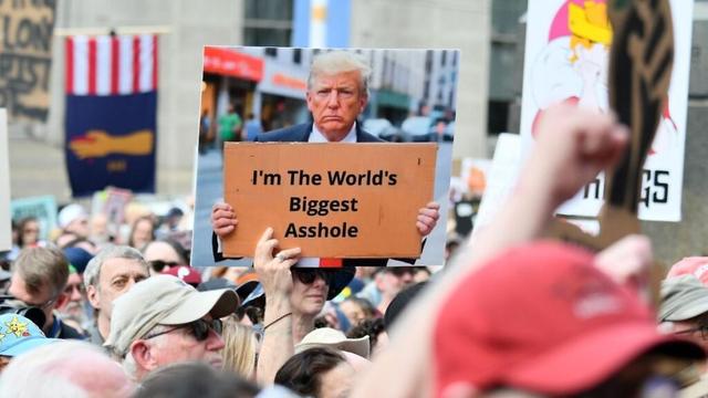 Bernie Sanders führt Demo an: Proteste gegen Trump-Regierung in Tausenden US-Städten
