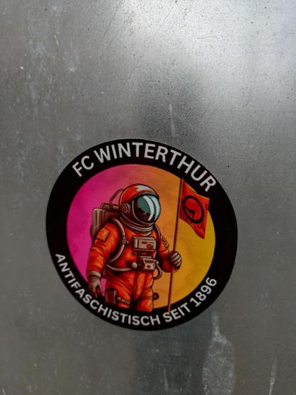 Aufkleber: «FC Winterthur - Antifaschistisch seit 1896»
Astronaut mit roter Flagge