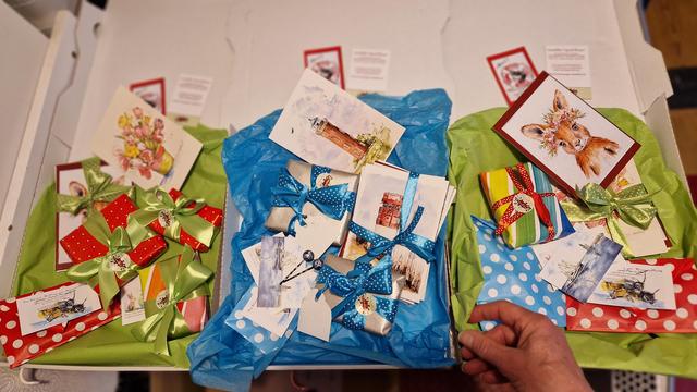 Packe drei Pakete mit farbenfrohen Packmaterialien