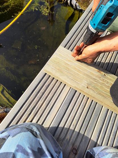 Geburt einer Teichbrücke.
Holzbohlen werden verschraubt.