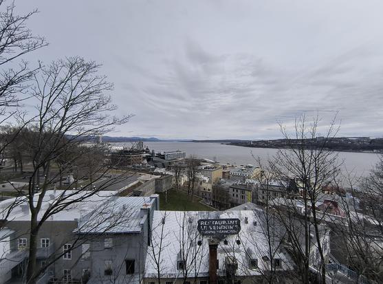 El San Lorenzo visto desde la terraza Dufferin hacia el sureste.
