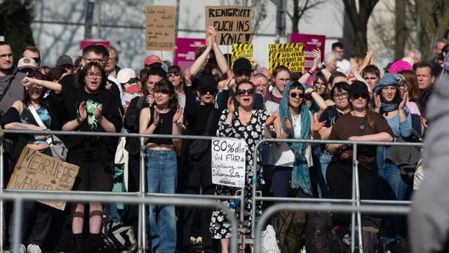 Rund 90 Menschen protestieren gegen AfD