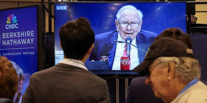 Warren Buffett Calls US Deficit 'Unsustainable,' but Doesn't Envy DOGE