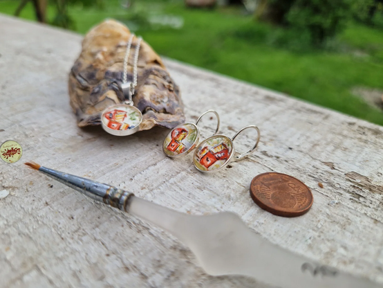 Ohrhänger und Halskette mit handgemalten 12mm winzigen Strandkorbmotiven, Echtsilber