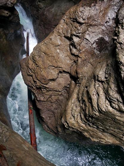 Die Breitach schlängelt sich tosend durch die enge Klamm, in der sich Totholz verfangen hat.