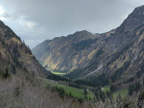 Blick vom Talschluss runter in das Oytal, das am Taleingang noch von der Sonne beschienen wird.