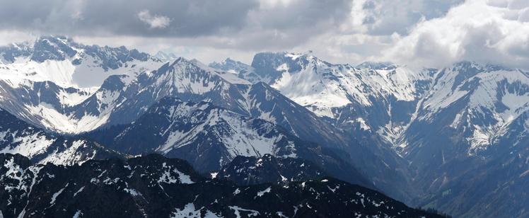 Blick vom Rubihorn (1941m) auf die weiter oben noch schneeverhangenen Allgäuer Hochalpen.