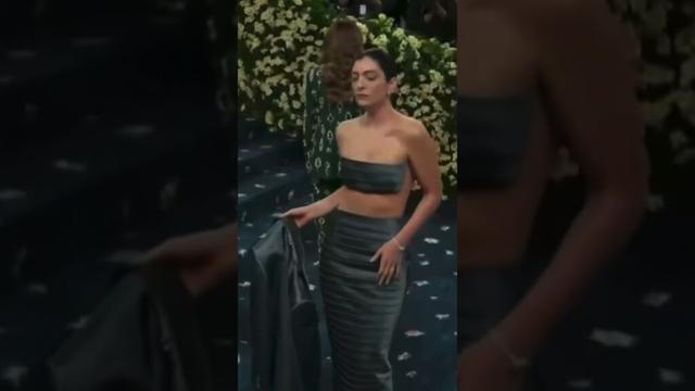 Lorde arrives at the 2025 Met Gala #shorts