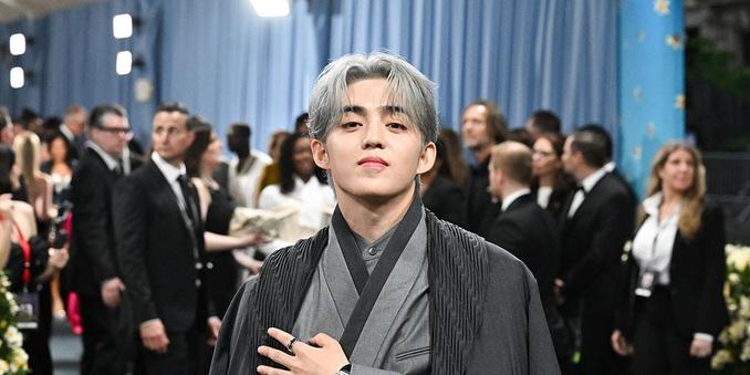 SEVENTEEN エスクプス（S.COUPS）、メットガラに初出席！ ボスのスーツに身をまとい登場【メットガラ2025】｜ハーパーズ バザー（Harper's BAZAAR）公式