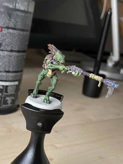 Warhammer miniature of a Kroot Carnivor