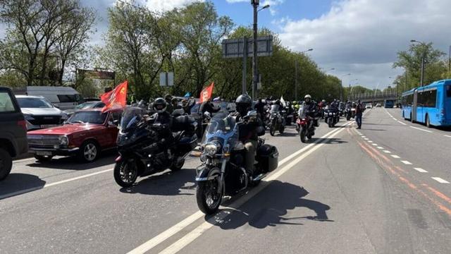 Hunderte Biker der Rockergang "Nachtwölfe" starten Fahrt nach Berlin