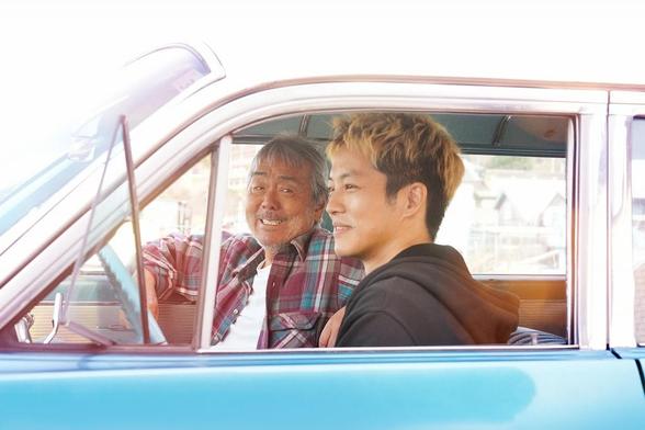 寺尾聰＆松坂桃李共演「父と僕の終わらない歌」 父を支える家族と個性あふれる仲間たちの新場面写真 - 映画.com