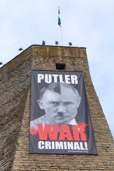 Narva Standoff: Estonians raise “Putler” sign as Russians plan Victory Day propaganda concert