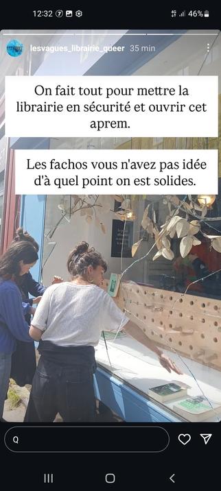 Capture d'écran d'une photo partagée par la librairie queer Les Vagues à Nantes, où on voit 3 personnes réparer une vitrine brisée et avec un texte : "On fait tout pour mettre la librairie en sécurité et ouvrir cet aprem. Les fachos vous n'avez pas idée d'à quel point on est solides."