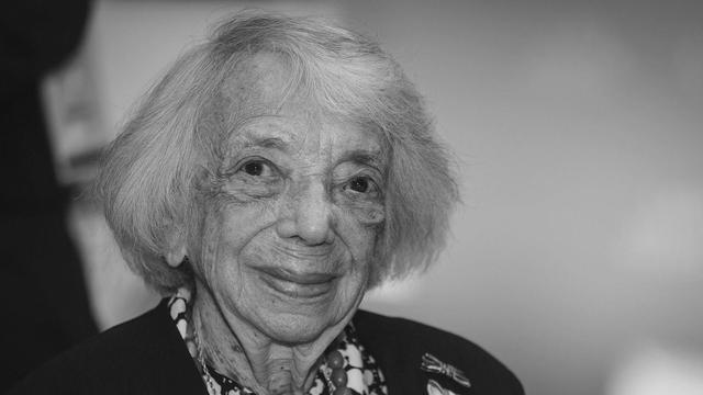 Das Foto zeigt ein schwarz-weiß Poträt von Margot  Friedländer.