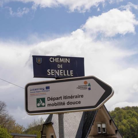 Un panneau indiquant "chemin Senelle"