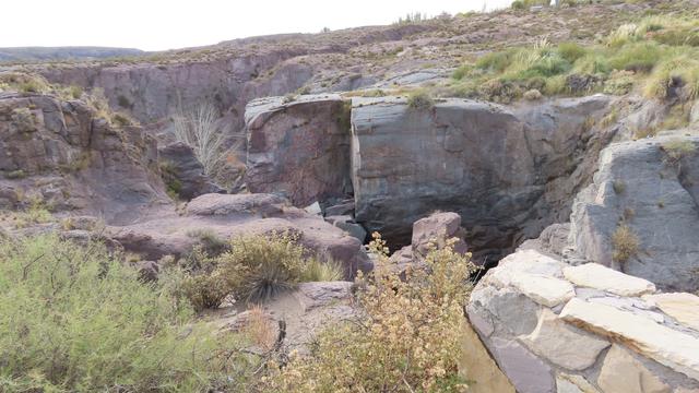 Der weite Canyon beginnt vor der Stadt