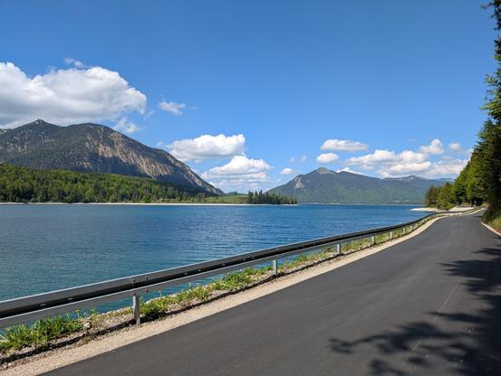 Mautstraße am Südufer vom Walchensee Richtung Jachenau. Feiner neuer Asphalt! Blauer Himmel mit ein paar Wolken.
