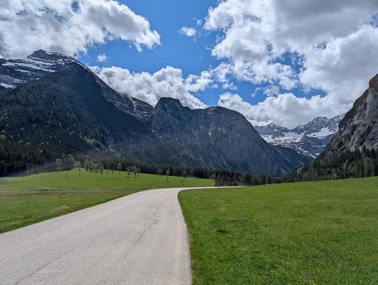 Der Große Ahornboden umrandet von Bergen. Blauer etwas bewölkter Himmel.