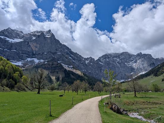 Der Große Ahornboden am Talschluss, Fußweg zur Eng Alm, umrandet von Bergen. Blauer etwas bewölkter Himmel.