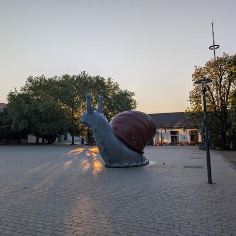 Die "Sweet Brown Snail" in München im Gegenlicht der Morgensonne.