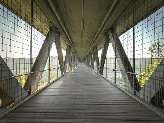 Der Fuß- und Radweg in der Großhesseloher Brücke im Morgenlicht.