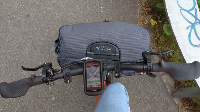 Blick aus der Radfahrerposition (also von oben) auf die montierte,  große graue Fronttasche vom Brompton Electric G-Line.