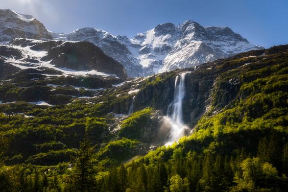 Grosser Wasserfall im Gebirge