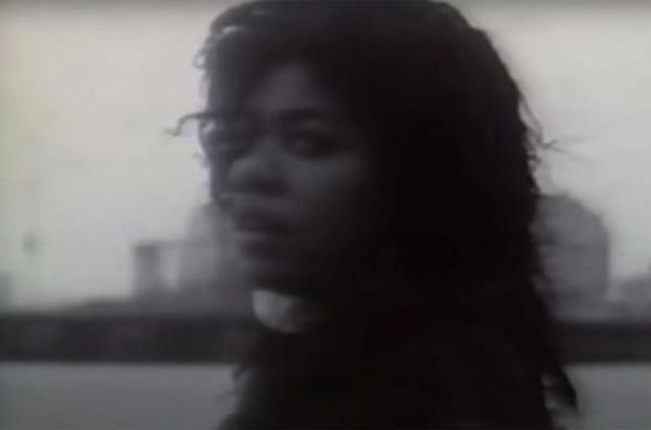 Fotograma de un videoclip con una Q Lazzarus difuminada en blanco y negro. Discogs.