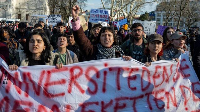 Studierende protestieren mit Bannern gegen die Regierung in Istanbul.