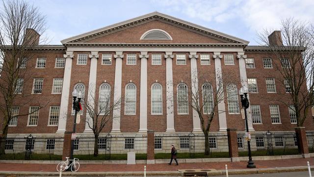 La façade de l'Université Harvard.