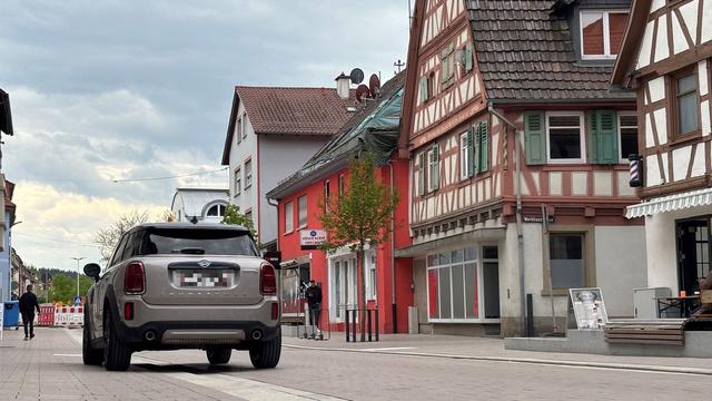 Ein Auto hält auf dem Gehweg in der Pforzheimer Straße in Bretten.