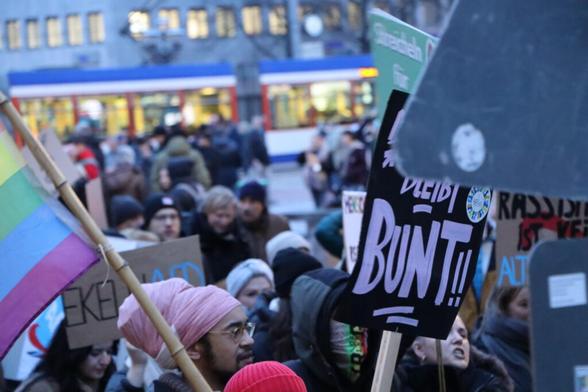 Menschen, die auf dem dem Luisenplatz demonstrieren