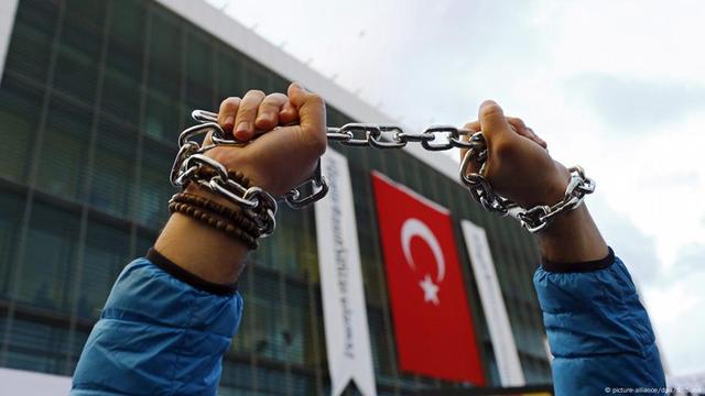 Eine Kette und die Türkei-Fahne