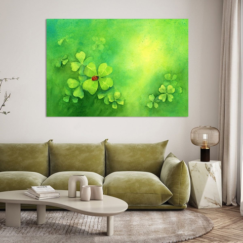 Ein glücklicher Tag ist ein Aquarell im Querformat, gemalt von der Künstlerin Karen Kaspar. Viele vierblättrige Kleeblätter tanzen auf dem Hintergrund in lebhaften Grüntönen. Auf einem der Blätter sitzt ein roter Marienkäfer mit schwarzen Punkten. 
Hier hängt das Bild an der Wand in einem Wohnzimmer über einem grünen Sofa.