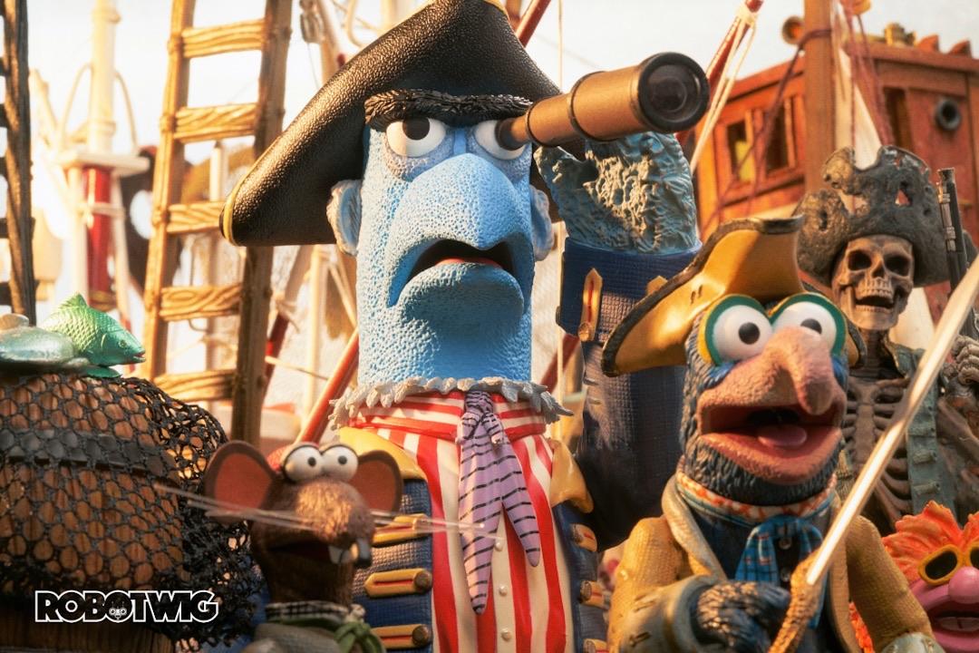Samuel Arrow spots something through his telescope, Gonzo is excited. Rizzo is worried.