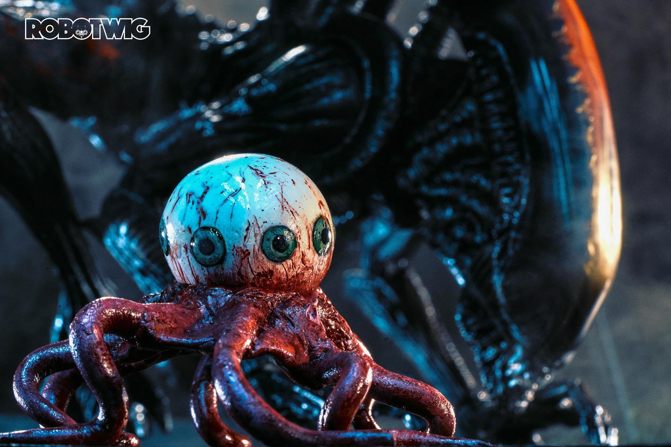 T Ocellus crawls toward a crouched Xenomorph ready to attack