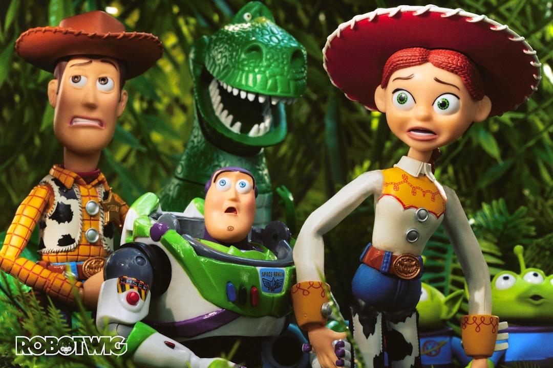Woody, Buzz, Jessie, Rex and the Pizza planet aliens walk through woodland looking worried because they're lost